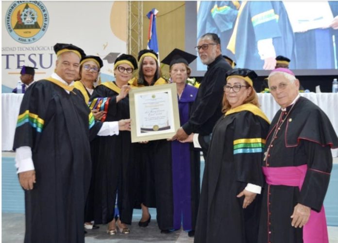 En su 45 aniversario, Utesur entrega al país la 568 profesionales