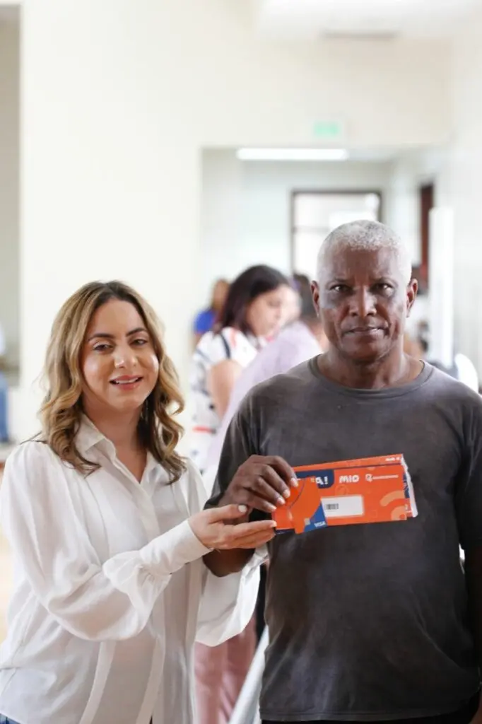 Gloria Reyes directora de Superate junto a uno de los beneficiarios del subsidio Alimentate