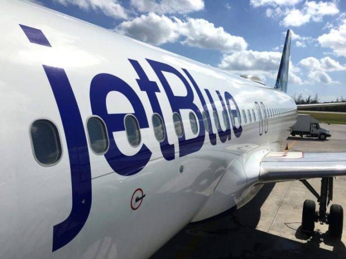 Pasajeros de JetBlue realizan protestas