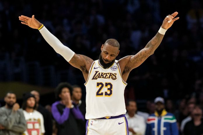 LeBron James logra triple doble y Davis anota 31 puntos en victoria de Lakers sobre Kings