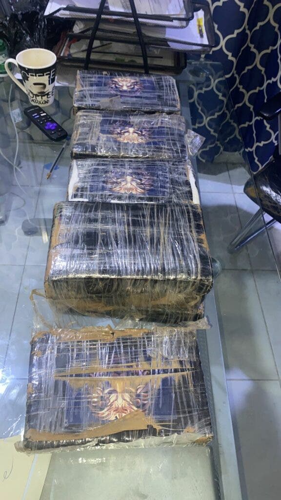 Policía incauta 10 paquetes de presunta cocaína, dinero en efectivo y un vehículo en intervención en el Distrito Nacional
