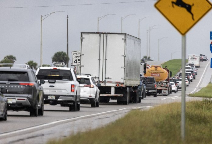 Miles huyen en Florida por el huracán Milton