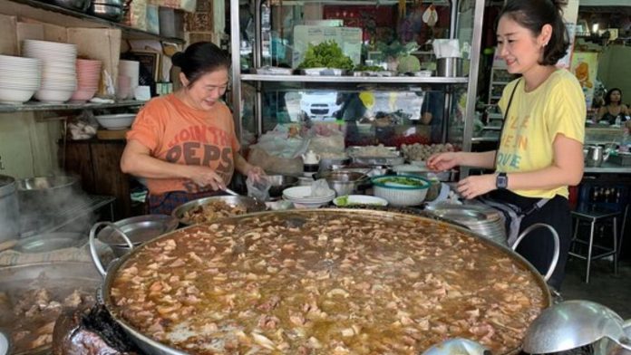 Restaurante de Tailandia sirve todos los días sopa de la misma olla desde hace 45 años