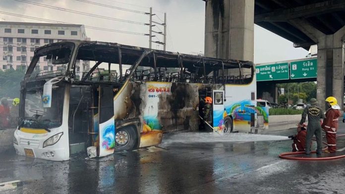 Tailandia trata de identificar a los 23 fallecidos por el incendio en un autobús escolar