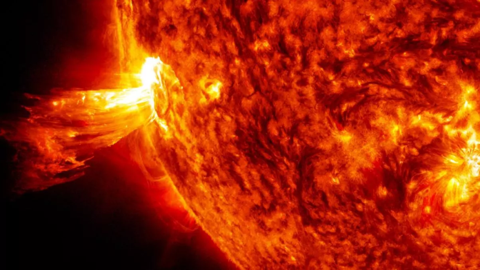 Una fuerte tormenta solar impactará la Tierra a partir del jueves