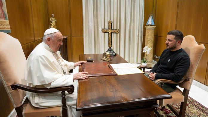 Zelenski se reúne con el papa en el Vaticano y le regala un óleo sobre masacre de Bucha