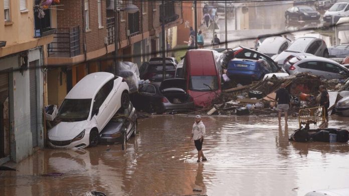 Siguen buscando víctimas del temporal en Valencia, mientras la alerta se mantiene