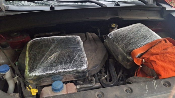 Ejército ocupa presunta marihuana escondida en el motor de una yipeta en Valverde