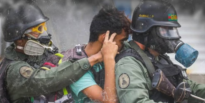 Venezuela reconoce que mantiene detenidos a menores que protestaron contra fraude electoral de Maduro