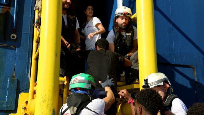 Al menos dos muertos y 28 migrantes rescatados en naufragio