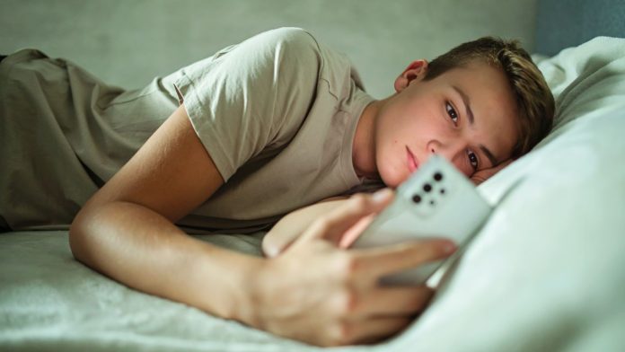 Aprueban en Australia ley que prohíbe el uso de las redes sociales a menores de 16 años