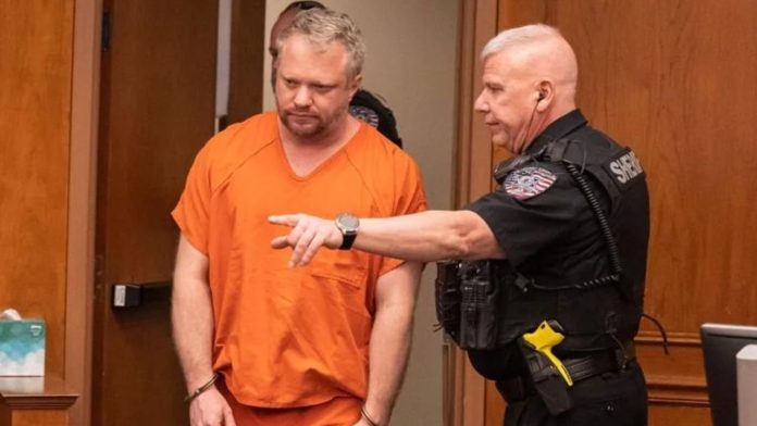 Dentista acusado de envenenar a su esposa, enfrenta cargos por planear muerte de un detective