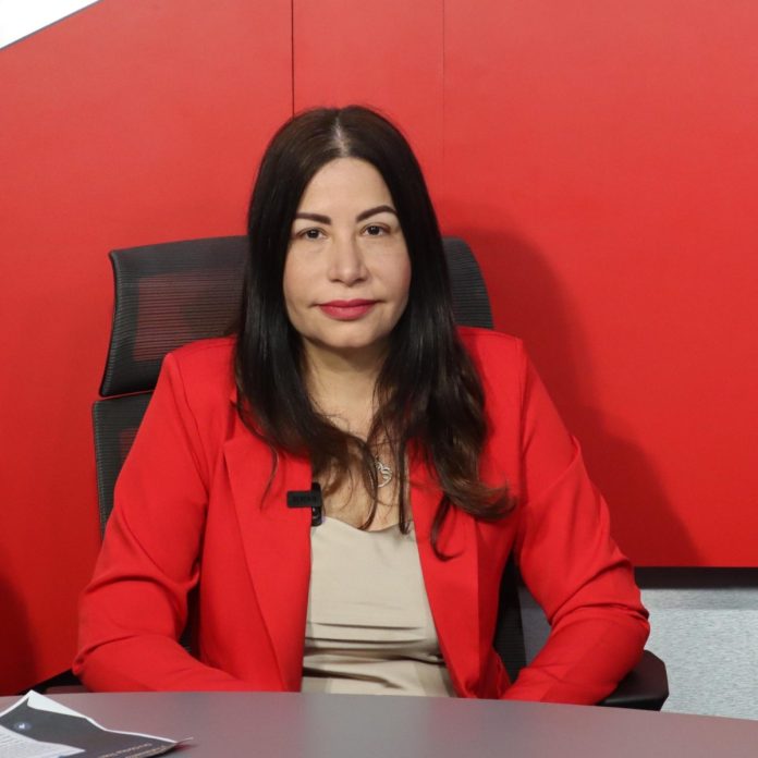 Dermatóloga alerta sobre monitorear lunares y manchas en la piel como señales de posible cáncer