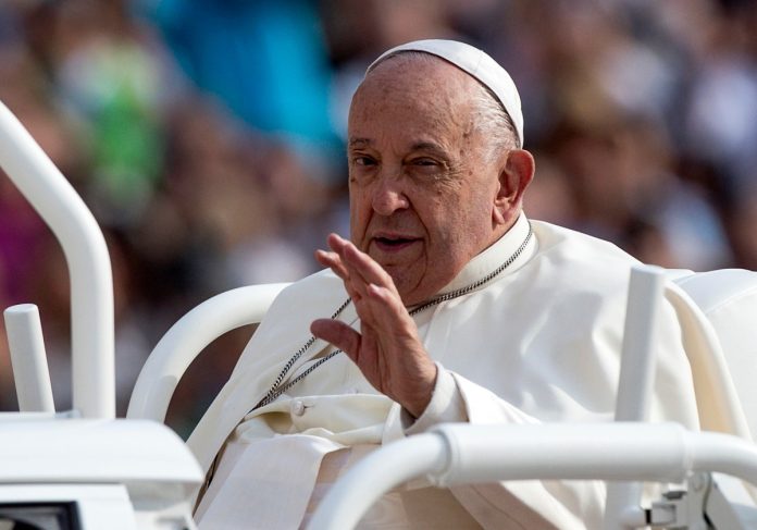 El papa critica los «programas educativos subordinados a intereses políticos y económicos»