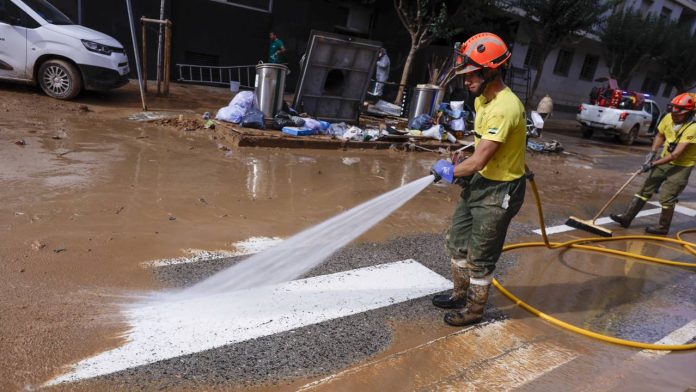 España sigue luchando contra el lodo 30 días después del temporal que dejó 230 muertos