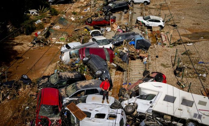 Gobierno español eleva a 211 los fallecidos por el temporal Gobierno español eleva a 211 los fallecidos por el temporal en Valencia