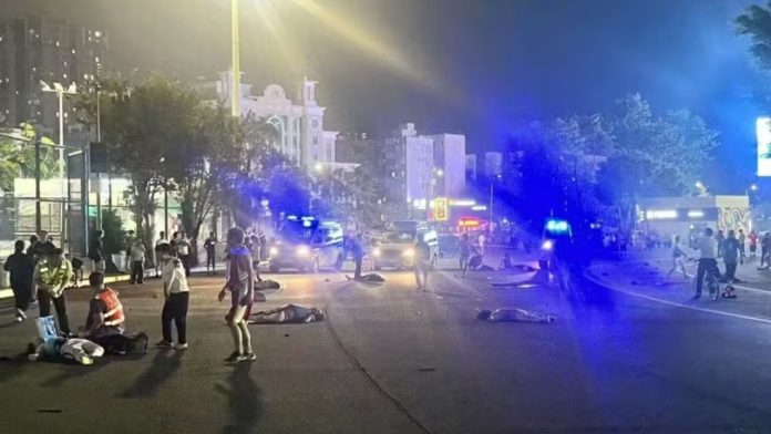 Hombre atropella multitud y mata 35 personas y deja al menos 40 heridos en las afueras de un estadio