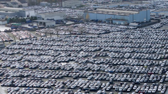Miles de autos de alta gama llevan meses estacionados en un puerto de Alemania