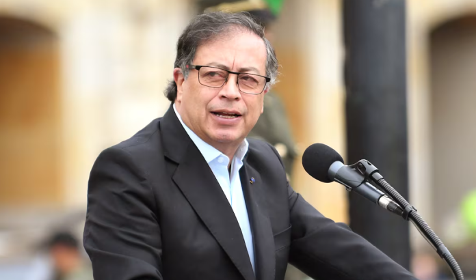 Petro dice Colombia y Venezuela se gastaron su «riqueza petrolera» y no la invirtieron