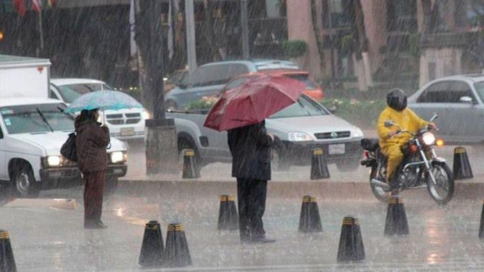 Rafael baja a categoría 2 y causa lluvias fuertes en el sureste de México