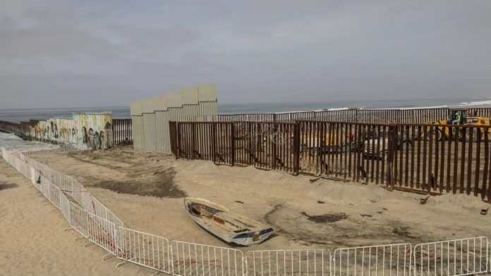 Un colombiano muere al caer del muro fronterizo en California por evitar su detención
