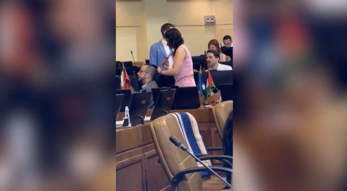 ¡Insólito! Diputada le hace trenzas a un colega mientras se discutía la Ley de Presupuesto