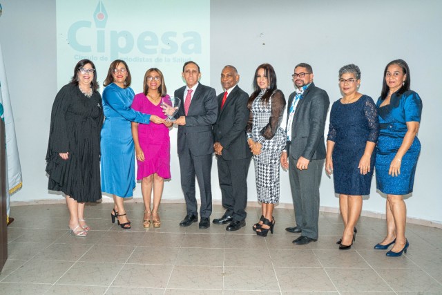 1733345167 469 CIPESA reconoce a Cruz Jiminian por su trayectoria lo escoge