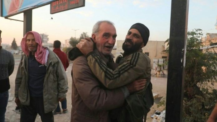 Los insurgentes anuncian un toque de queda en Damasco de 13 horas tras controlar la capital y derrocar a Al Asad