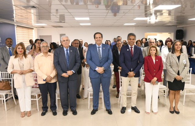 1733679122 481 Ministro de Salud presenta documentos normativos para fortalecer calidad en