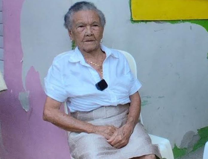 A sus cien años, doña Mundita necesita ayuda