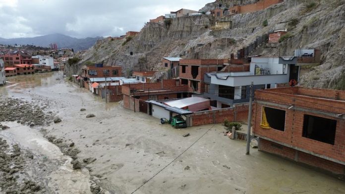 Aumentan a 11 las personas fallecidas por las lluvias, derrumbes e inundaciones en Bolivia