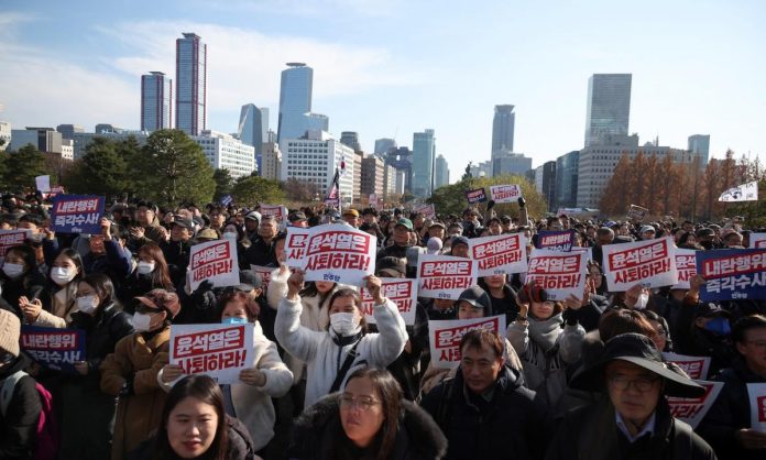 Descontento en las calles de Seúl tras fracasar la moción para destituir a Yoon