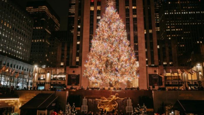 El árbol del Rockefeller se ilumina en Nueva York al ritmo de Thalía y Kelly Clarkson