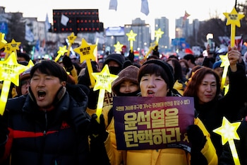 Personas en las puertas del Parlamento celebran la destitución de Yoon Suk Yeol (REUTERS/Kim Soo-hyeon)