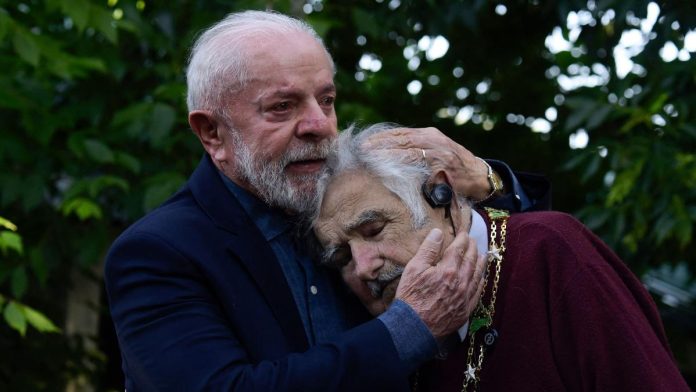 Lula condecora a su amigo Mujica: «Un hermano no se escoge, pero un compañero sí»