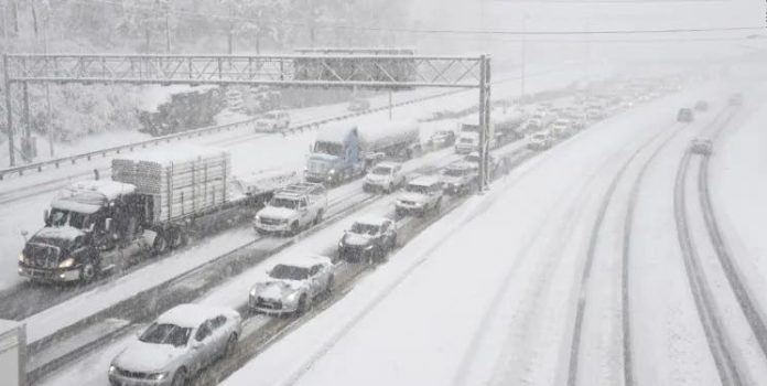 Millones conductores combaten la nieve a su regreso fiesta Día de Acción de Gracias