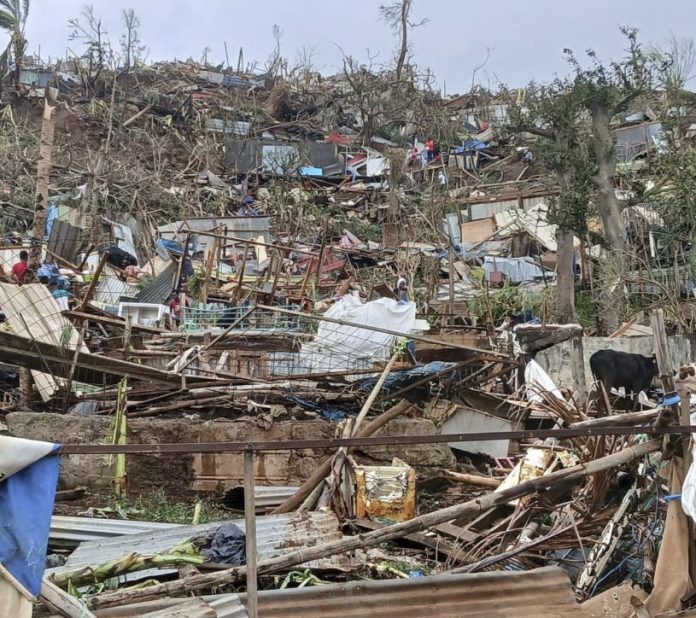 Mueren cientos por ciclón territorio francés
