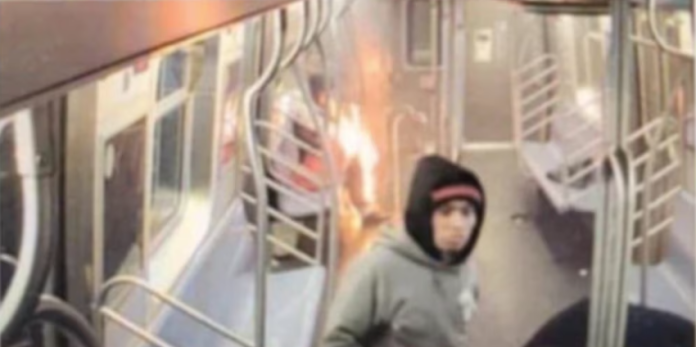 Prendió fuego a una mujer en metro de Nueva York y se sentó a verla morir; lo imputan por asesinato
