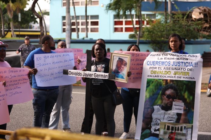 «Me lo dejaron morir como un perro y ahora nadie dice nada», expresó madre de joven asesinado por «error» en Haina