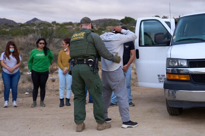 Aumentan migrantes irregulares en la frontera de EE.UU. ante la llegada de Trump  