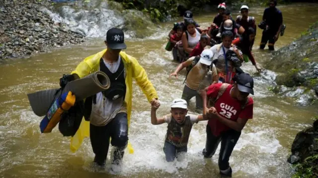 Migrantes que cruzan el Darién