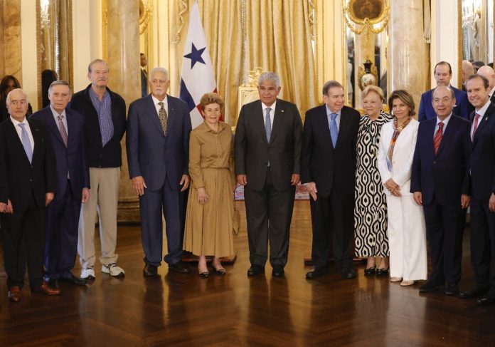 González suma más apoyo; Petro no irá jura de Maduro