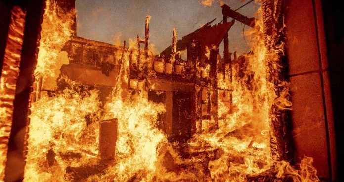 Incendio obliga a desalojar a miles Los Angeles, EU