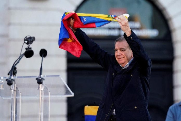 Multitud de venezolanos celebran la llegada del presidente electo Edmundo González