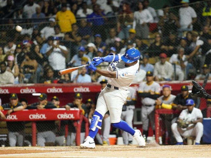 ¡Licey golpea primero! Domingo Leyba decide con jonrón