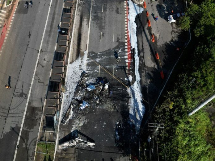 Dos muertos tras caer una avioneta en una avenida de la ciudad brasileña de São Paulo