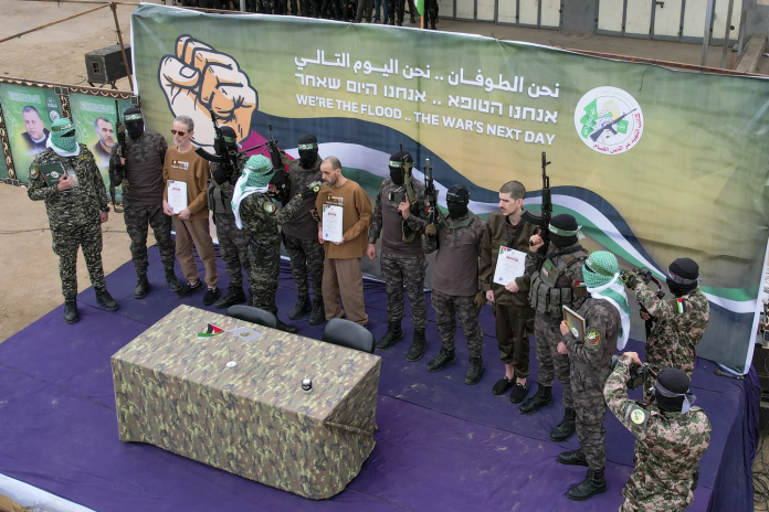 Hamás libera rehenes e Israel libera a prisioneros palestinos como parte de alto al fuego en Gaza