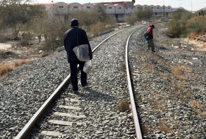 Migrantes continúan avance hacia la frontera pese a mayor vigilancia de Trump