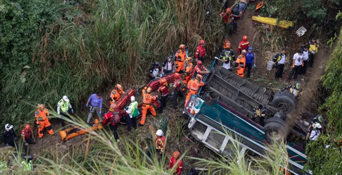 Aumentan a 51 los muertos en accidente de un autobús que cayó por un puente