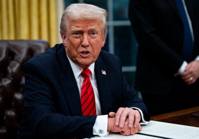 Donald Trump despide 4 empleados de una agencia pública por pagar “hoteles de lujo” a migrantes  